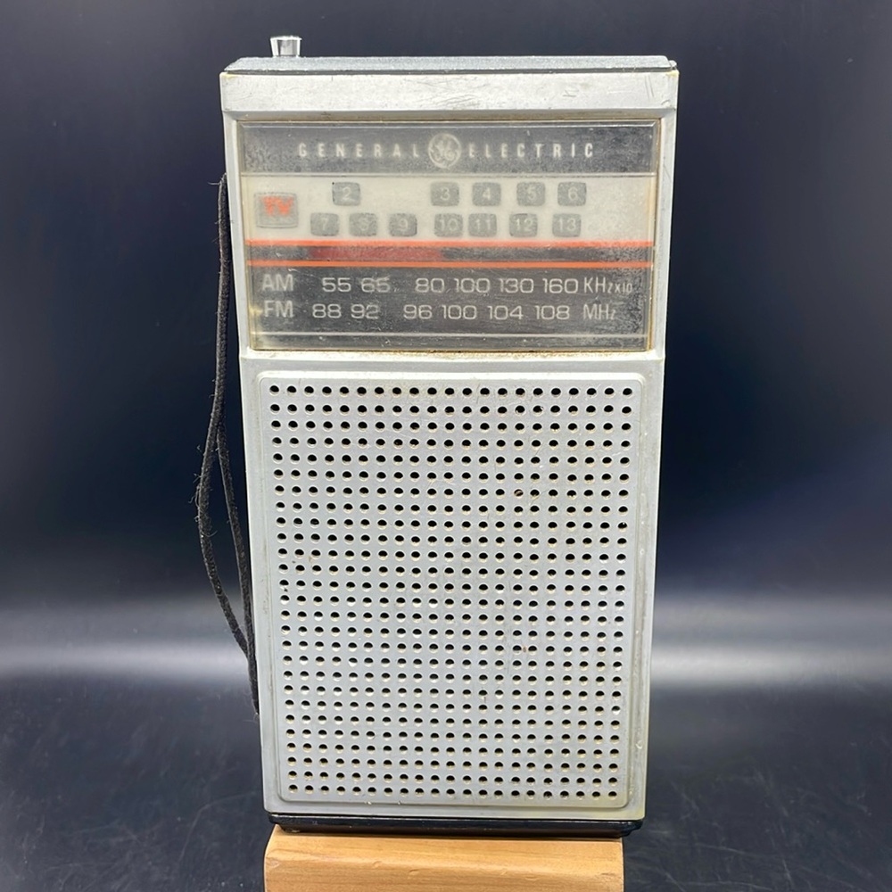 Vintage 70’s General Electric AM/FM TV Sound Portable Black Radio Model 7-2924A